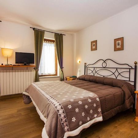 Hotel Chalet Joli Courmayeur Exterior photo